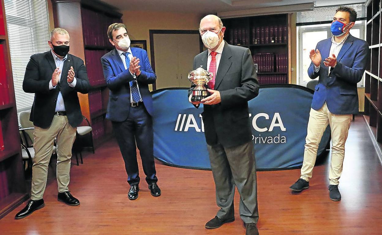 José María Jardón, de ABANCA; Ignacio Pérez, director general de EL COMERCIO, y Enrique Méndez, de Telecable, aplauden a Senén Merino, presidente del Club de Castiello, tras recibir el Trofeo EL COMERCIO-ABANCA, durante el acto celebrado en la hemeroteca de este periódico. 