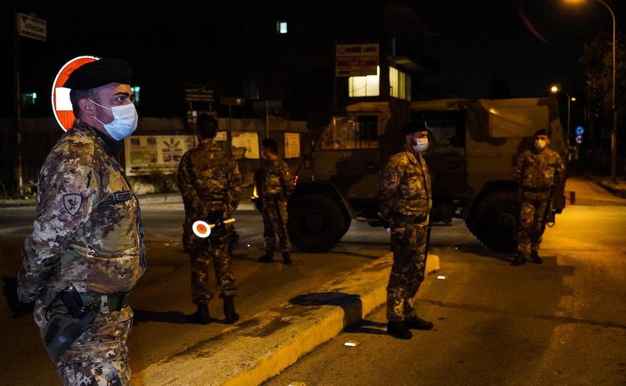 Los militares controlas los acceso a la localidad de Arzano.