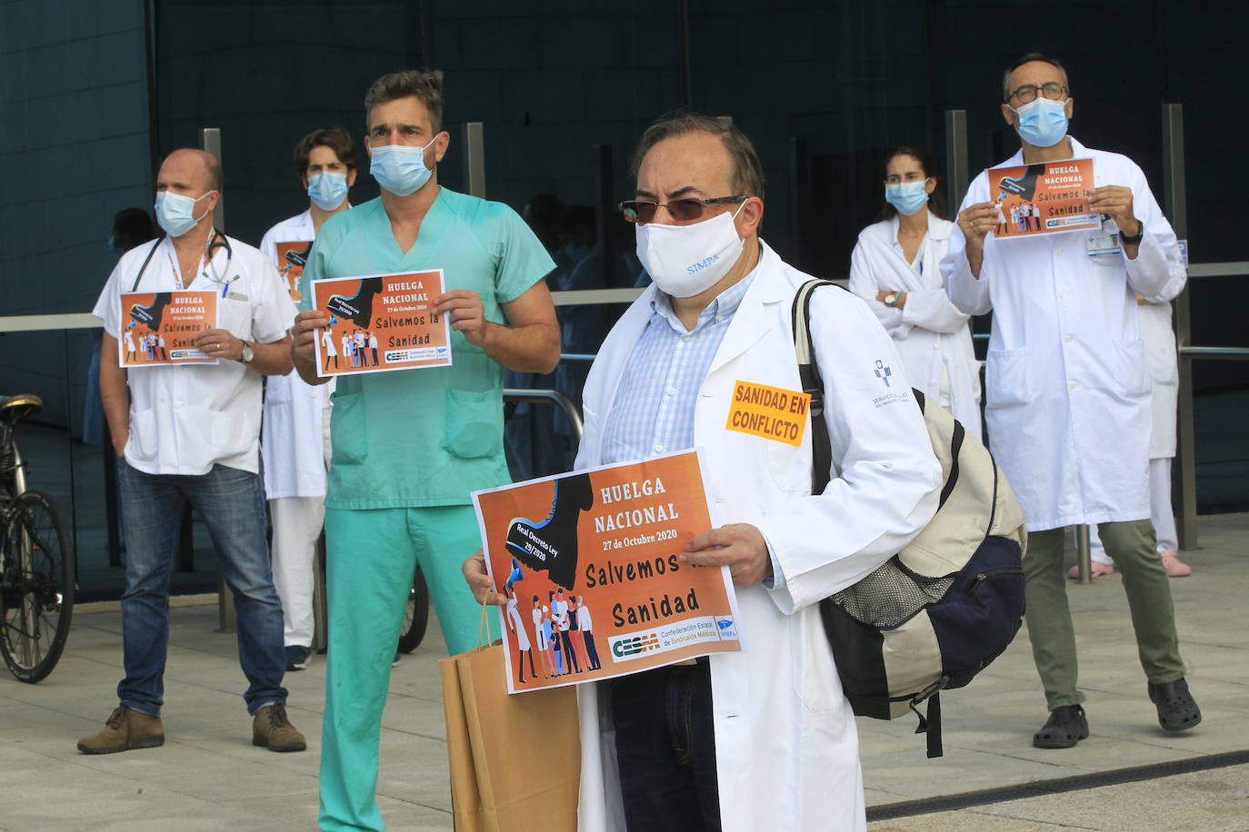Médicos del sistema de salud asturiano se concentran frente al HUCA en protesta de lo que consideran un «decretazo»