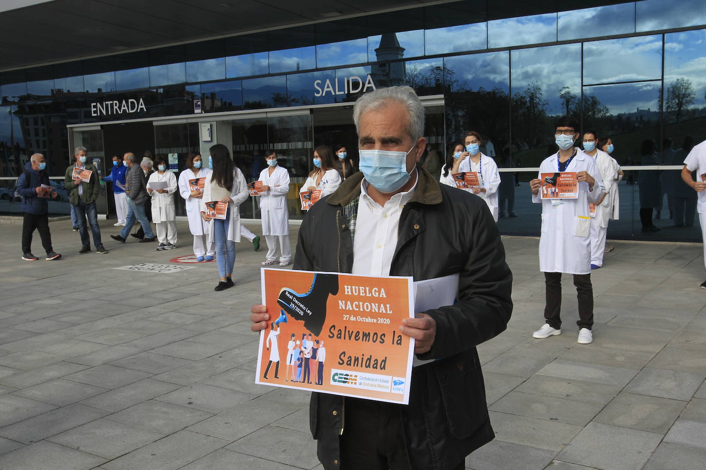 Médicos del sistema de salud asturiano se concentran frente al HUCA en protesta de lo que consideran un «decretazo»