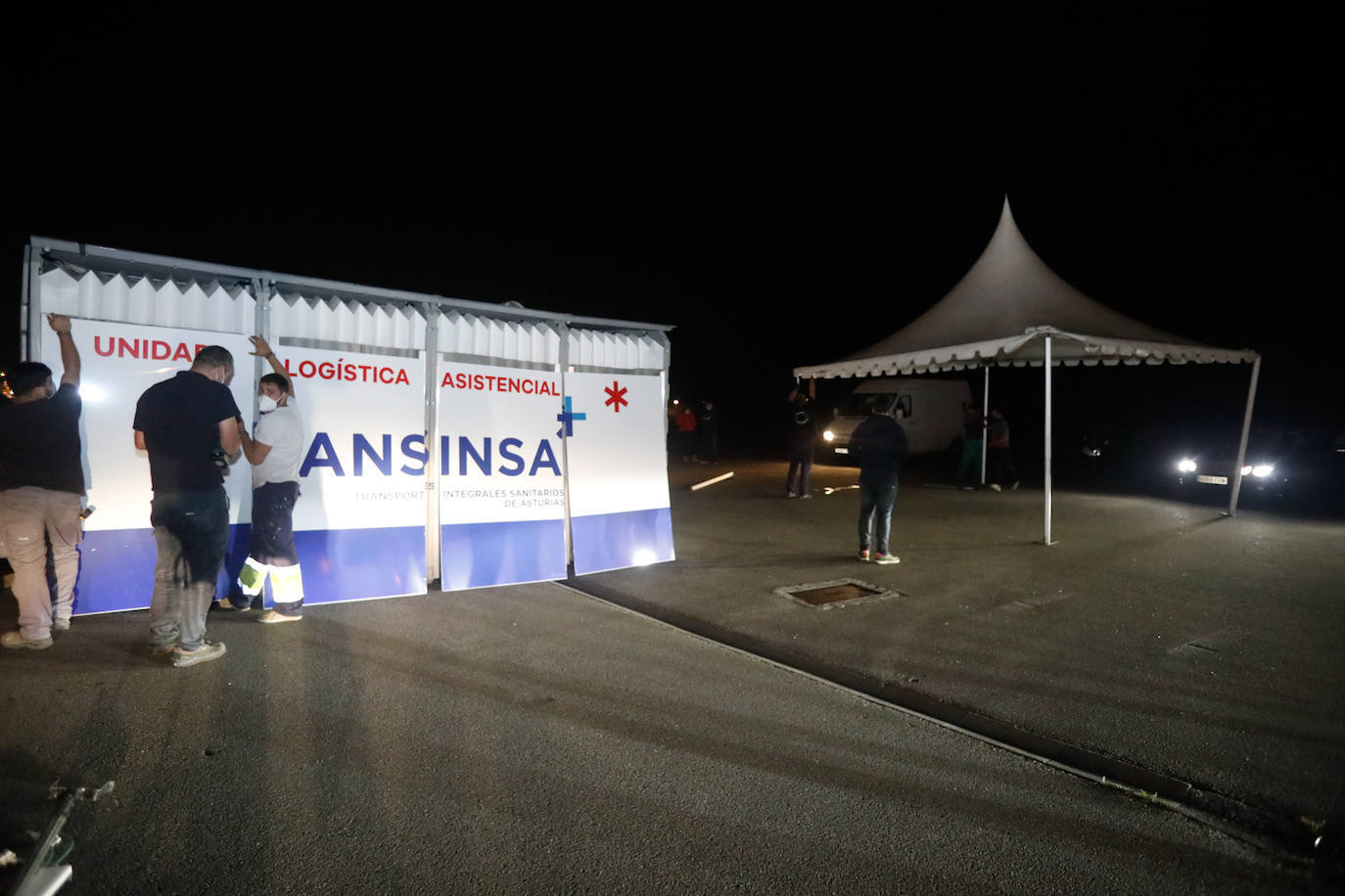 Este jueves comenzaron las labores de montaje del autocovid en la explanada de la Escuela de Marina Civil, en la avenida de La Pecuaria. Este punto de pruebas, anteriormente situado en las inmediaciones del hospital de Cabueñes, se traslada hasta el Campus debido a la instalación del hospital de campaña junto al centro médico. 