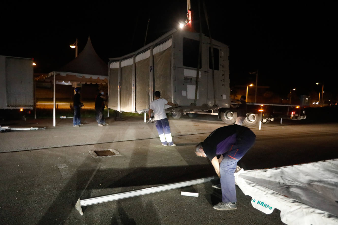 Este jueves comenzaron las labores de montaje del autocovid en la explanada de la Escuela de Marina Civil, en la avenida de La Pecuaria. Este punto de pruebas, anteriormente situado en las inmediaciones del hospital de Cabueñes, se traslada hasta el Campus debido a la instalación del hospital de campaña junto al centro médico.