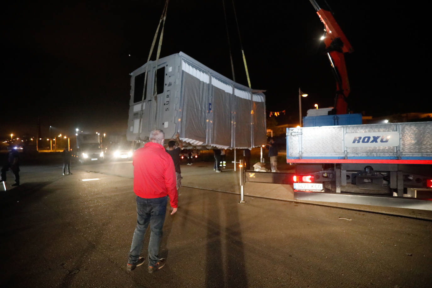 Este jueves comenzaron las labores de montaje del autocovid en la explanada de la Escuela de Marina Civil, en la avenida de La Pecuaria. Este punto de pruebas, anteriormente situado en las inmediaciones del hospital de Cabueñes, se traslada hasta el Campus debido a la instalación del hospital de campaña junto al centro médico.