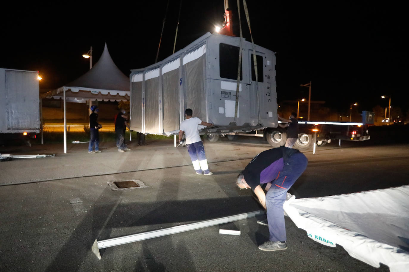 Este jueves comenzaron las labores de montaje del autocovid en la explanada de la Escuela de Marina Civil, en la avenida de La Pecuaria. Este punto de pruebas, anteriormente situado en las inmediaciones del hospital de Cabueñes, se traslada hasta el Campus debido a la instalación del hospital de campaña junto al centro médico. 