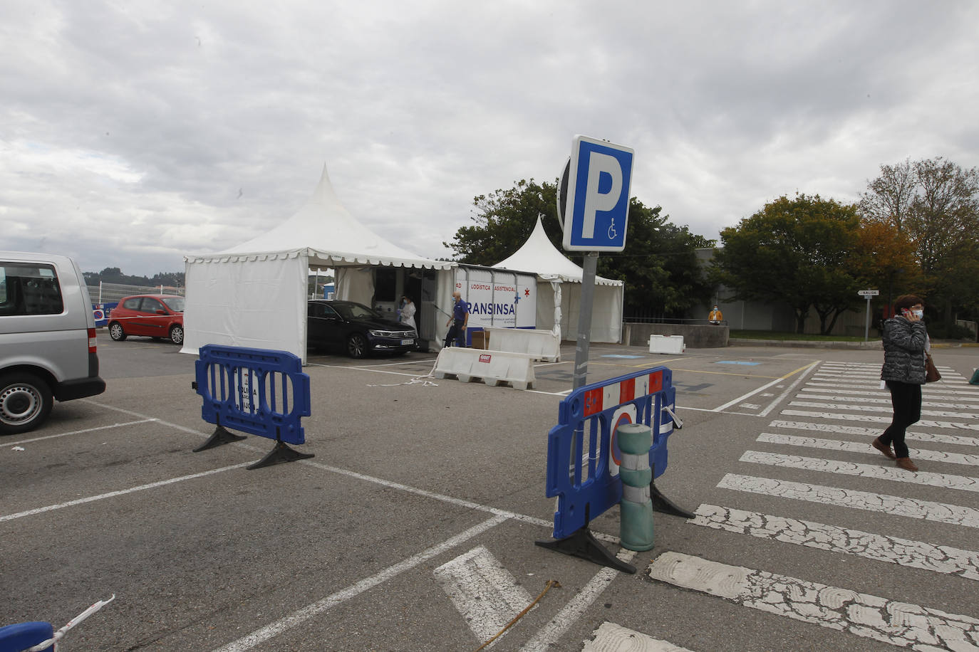 Miembros de las Fuerzas Armadas han estado este jueves en el centro sanitario gijonés para inspeccionar sobre el terreno el espacio en el que se desplegarán en el aparcamiento, en la zona del autocovid.
