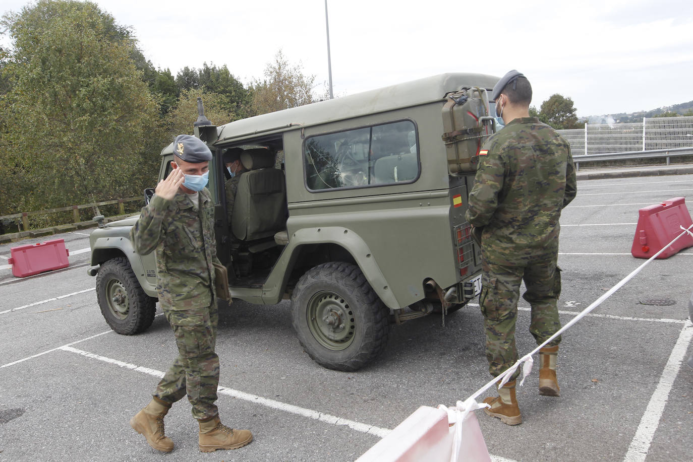 Miembros de las Fuerzas Armadas han estado este jueves en el centro sanitario gijonés para inspeccionar sobre el terreno el espacio en el que se desplegarán en el aparcamiento, en la zona del autocovid.