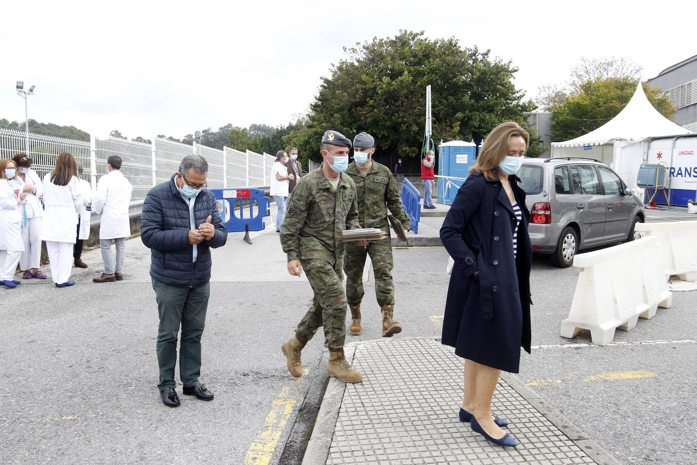 Miembros de las Fuerzas Armadas han estado este jueves en el centro sanitario gijonés para inspeccionar sobre el terreno el espacio en el que se desplegarán en el aparcamiento, en la zona del autocovid.