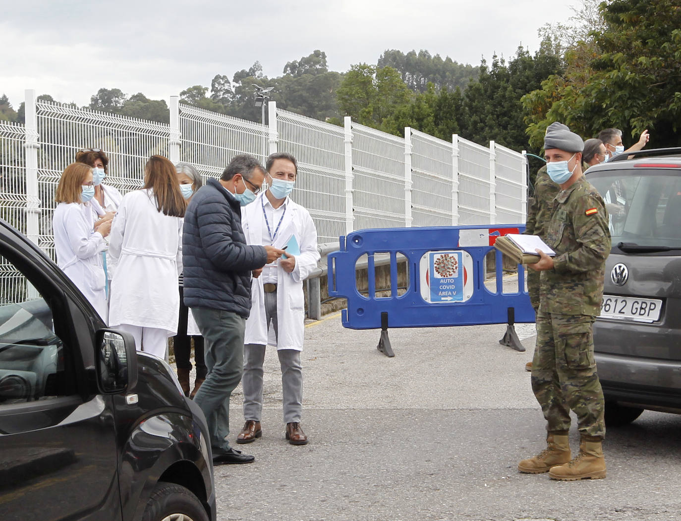 Miembros de las Fuerzas Armadas han estado este jueves en el centro sanitario gijonés para inspeccionar sobre el terreno el espacio en el que se desplegarán en el aparcamiento, en la zona del autocovid.