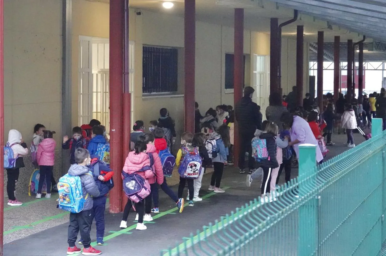 Escolares del colegio Río Sella, en fila para entrar en clase. 