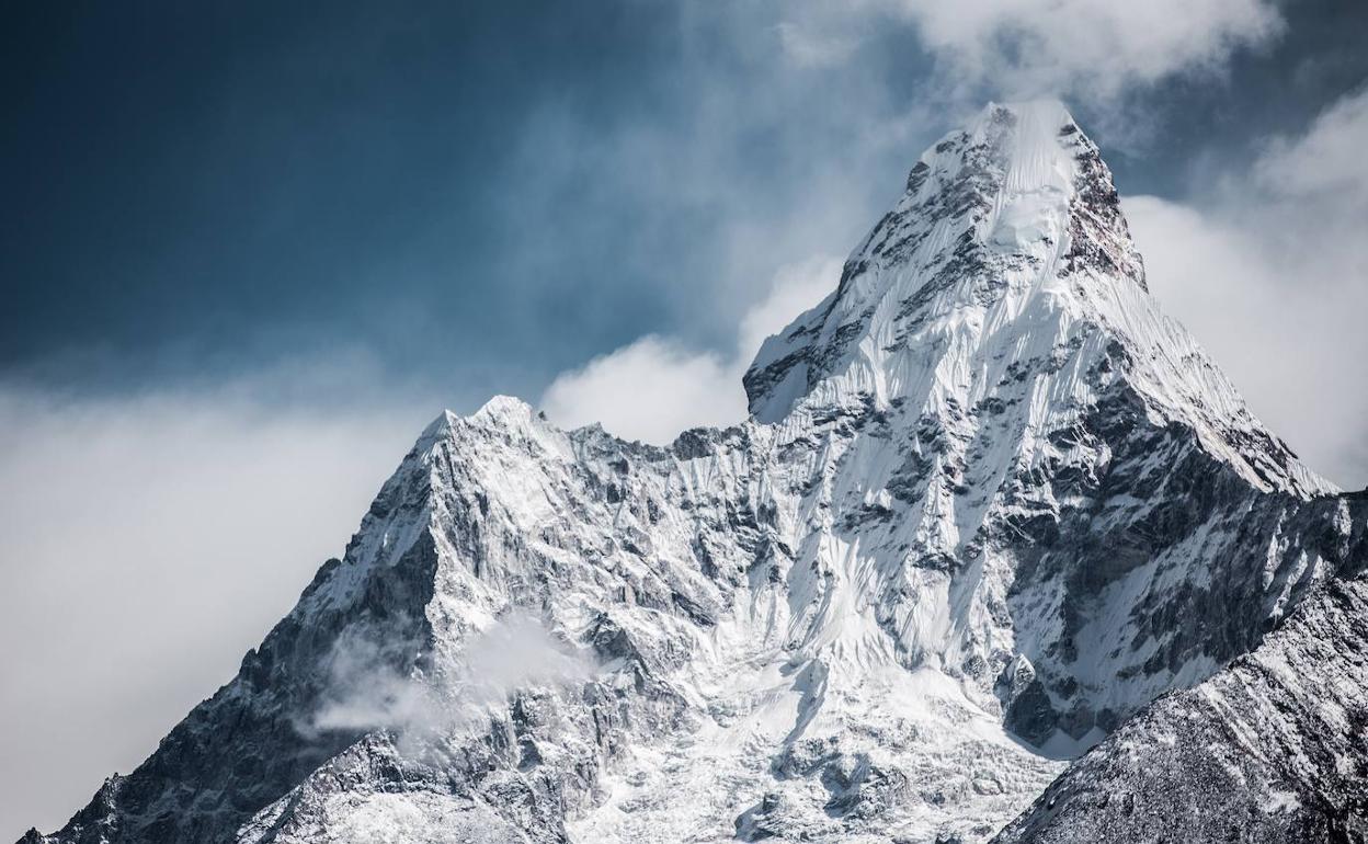 Una millonaria expedición corona el Manaslu con más de 40 sherpas