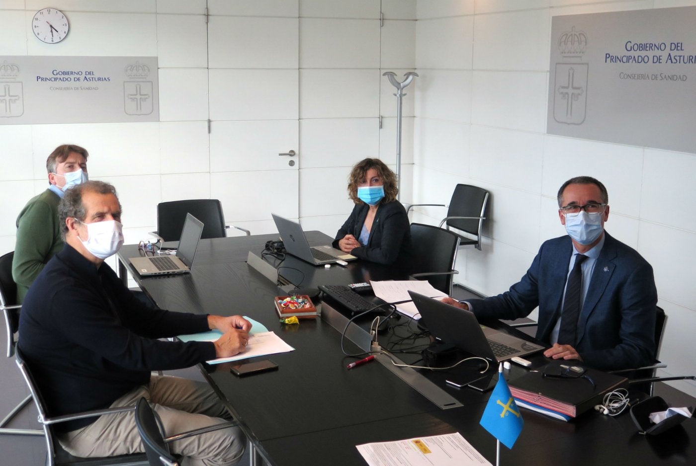 El consejero de Salud, Pablo Fernández (derecha), con varios miembros de su equipo en la reunión telemática del Consejo Interterritorial del Sistema Nacional de Salud. 