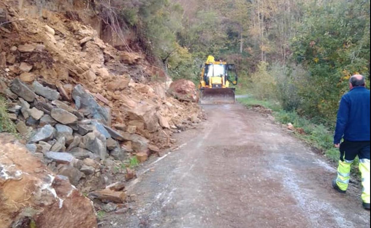 Los operarios, trabajando para despejar la carretera. 