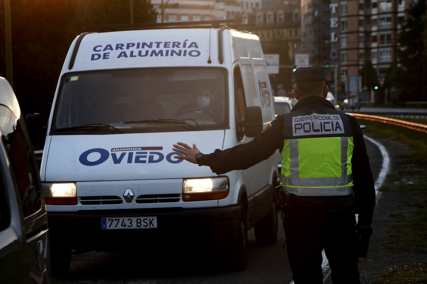 Los vecinos de Gijón, Oviedo y Avilés no pueden desde hoy salir de sus localidades de residencia por ningún motivo que no esté relacionado con el desempeño de su trabajo, la asistencia a su centro educativo o una cita médica, el cuidado de personas mayores, dependientes o menores, la realización de gestiones inaplazables o el retorno a su lugar de residencia, entre otras cuestiones. Las fuerzas de seguridad vuelven a controlar el tránsito de vehículos a la entrada y salida de las ciudades