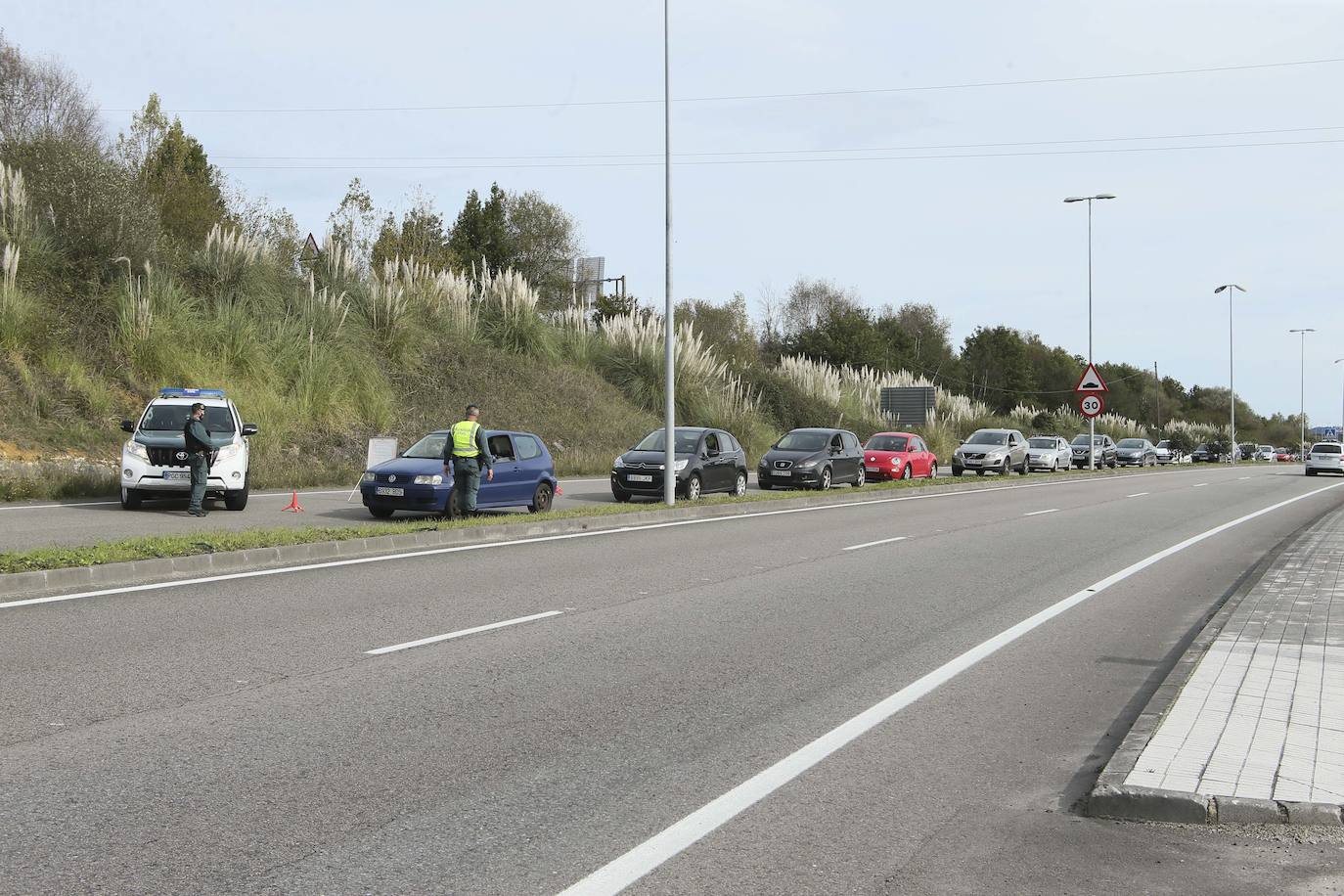 Los vecinos de Gijón, Oviedo y Avilés no pueden desde hoy salir de sus localidades de residencia por ningún motivo que no esté relacionado con el desempeño de su trabajo, la asistencia a su centro educativo o una cita médica, el cuidado de personas mayores, dependientes o menores, la realización de gestiones inaplazables o el retorno a su lugar de residencia, entre otras cuestiones. Las fuerzas de seguridad vuelven a controlar el tránsito de vehículos a la entrada y salida de las ciudades