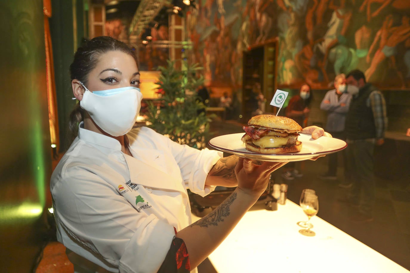 La hamburguesa casera elaborada por el granadino Pablo Gómez, se convirtió en la ganadora del Campeonato de España Foodie que se llevó a cabo en las instalaciones de la Universidad Laboral de Gijón.