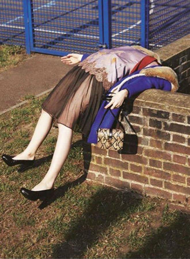 Modelos, influencers o incluso famosas tiradas por los suelos, con retorcidas poses y con algunas posturas que no se caracterizan precisamente por la comodidad. En Instagram y en el mundo de la moda cada vez es más común encontrarse con este tipo de imágenes casi imposibles en las que modelos o influencers posan con las últimas tendencias y con esas posturas que rozan lo exagerado. Una realidad a la que hemos decidido darle un toque de humor recopilando algunas de las mejores y otras que hemos encontrado en la famosa cuenta de Instagram de 'Modelos con ciática' que critica precisamente estas antinaturales poses a golpe de meme. Está claro que originalidad no les falta.