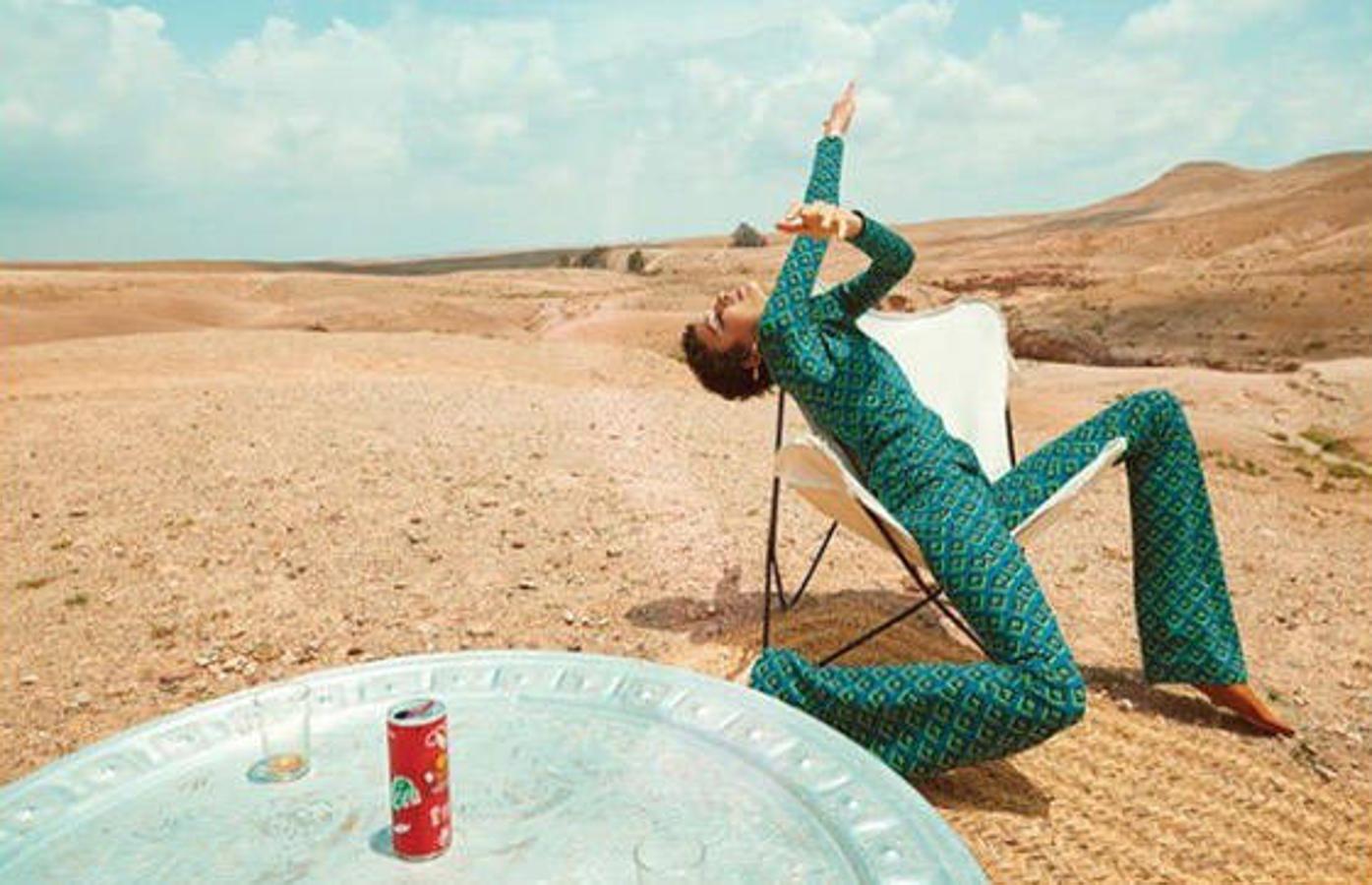 Modelos, influencers o incluso famosas tiradas por los suelos, con retorcidas poses y con algunas posturas que no se caracterizan precisamente por la comodidad. En Instagram y en el mundo de la moda cada vez es más común encontrarse con este tipo de imágenes casi imposibles en las que modelos o influencers posan con las últimas tendencias y con esas posturas que rozan lo exagerado. Una realidad a la que hemos decidido darle un toque de humor recopilando algunas de las mejores y otras que hemos encontrado en la famosa cuenta de Instagram de 'Modelos con ciática' que critica precisamente estas antinaturales poses a golpe de meme. Está claro que originalidad no les falta.