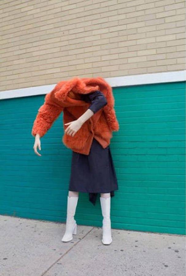 Modelos, influencers o incluso famosas tiradas por los suelos, con retorcidas poses y con algunas posturas que no se caracterizan precisamente por la comodidad. En Instagram y en el mundo de la moda cada vez es más común encontrarse con este tipo de imágenes casi imposibles en las que modelos o influencers posan con las últimas tendencias y con esas posturas que rozan lo exagerado. Una realidad a la que hemos decidido darle un toque de humor recopilando algunas de las mejores y otras que hemos encontrado en la famosa cuenta de Instagram de 'Modelos con ciática' que critica precisamente estas antinaturales poses a golpe de meme. Está claro que originalidad no les falta.