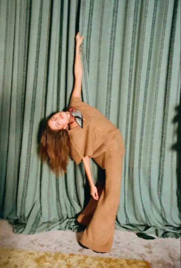 Modelos, influencers o incluso famosas tiradas por los suelos, con retorcidas poses y con algunas posturas que no se caracterizan precisamente por la comodidad. En Instagram y en el mundo de la moda cada vez es más común encontrarse con este tipo de imágenes casi imposibles en las que modelos o influencers posan con las últimas tendencias y con esas posturas que rozan lo exagerado. Una realidad a la que hemos decidido darle un toque de humor recopilando algunas de las mejores y otras que hemos encontrado en la famosa cuenta de Instagram de 'Modelos con ciática' que critica precisamente estas antinaturales poses a golpe de meme. Está claro que originalidad no les falta.