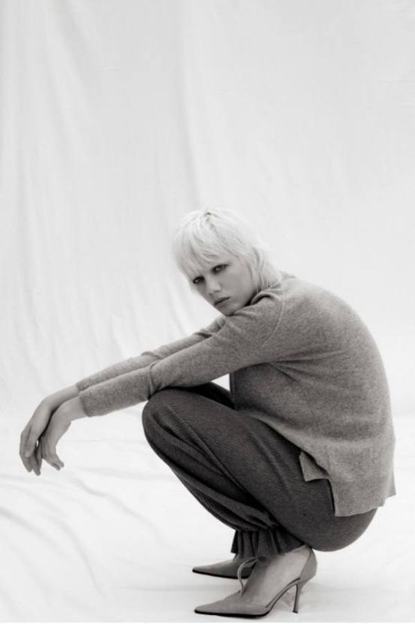 Modelos, influencers o incluso famosas tiradas por los suelos, con retorcidas poses y con algunas posturas que no se caracterizan precisamente por la comodidad. En Instagram y en el mundo de la moda cada vez es más común encontrarse con este tipo de imágenes casi imposibles en las que modelos o influencers posan con las últimas tendencias y con esas posturas que rozan lo exagerado. Una realidad a la que hemos decidido darle un toque de humor recopilando algunas de las mejores y otras que hemos encontrado en la famosa cuenta de Instagram de 'Modelos con ciática' que critica precisamente estas antinaturales poses a golpe de meme. Está claro que originalidad no les falta.