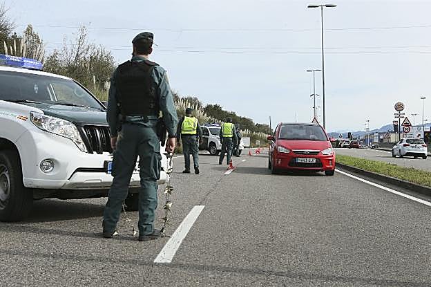 Controles en los accesos al centro comercial Parque Principado. 