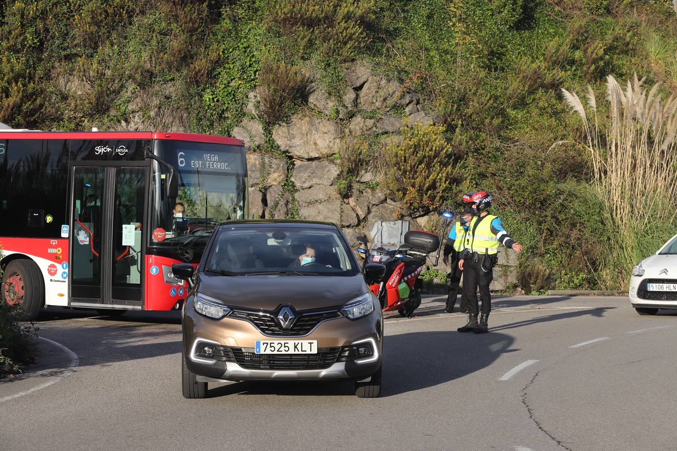 Fotos: Los controles policiales se intensifican en las salidas y entradas de Gijón, Oviedo y Avilés