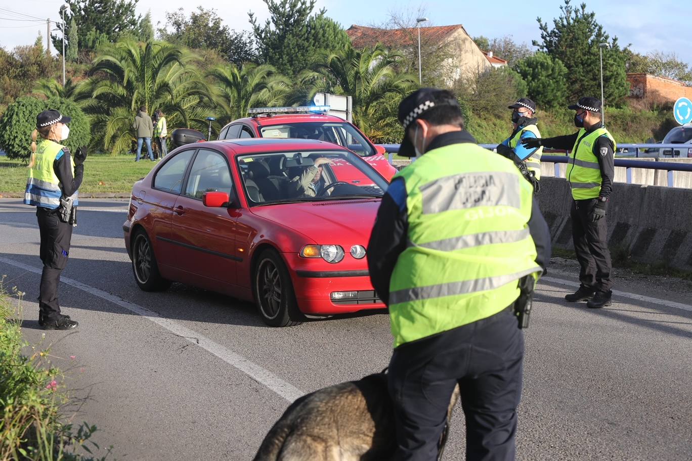 Fotos: Los controles policiales se intensifican en las salidas y entradas de Gijón, Oviedo y Avilés