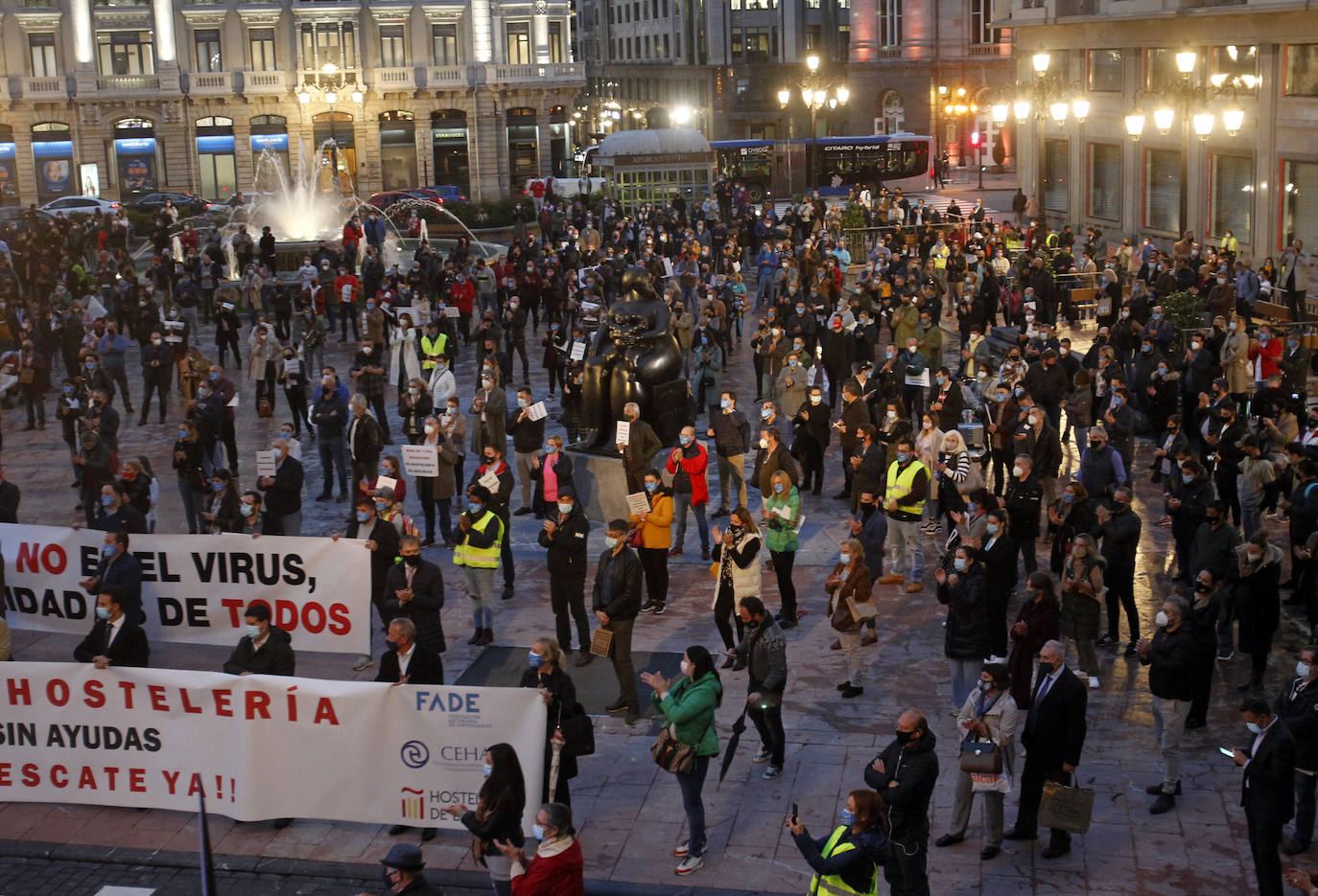 La Asociación de Hostelería y Turismo de Asturias (Otea) ha organizado este martes una concentración en Oviedo contra las medidas adoptadas por las administraciones frente a la pandemia del coronavirus. Además, han reclamado un «plan de rescate ya» —como se podía leer en alguna pancarta— para el sector.