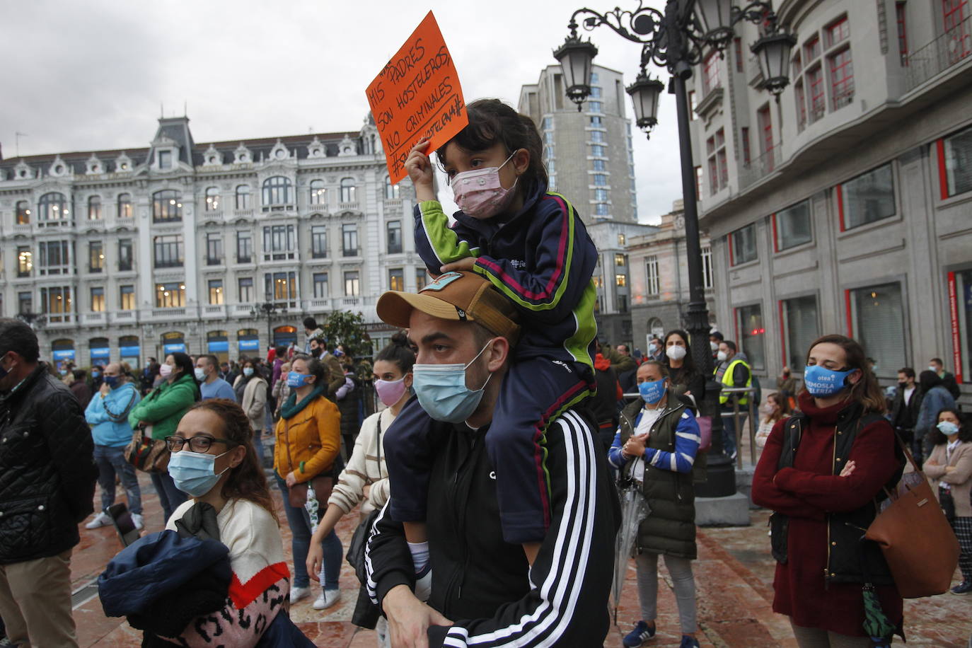 La Asociación de Hostelería y Turismo de Asturias (Otea) ha organizado este martes una concentración en Oviedo contra las medidas adoptadas por las administraciones frente a la pandemia del coronavirus. Además, han reclamado un «plan de rescate ya» —como se podía leer en alguna pancarta— para el sector.