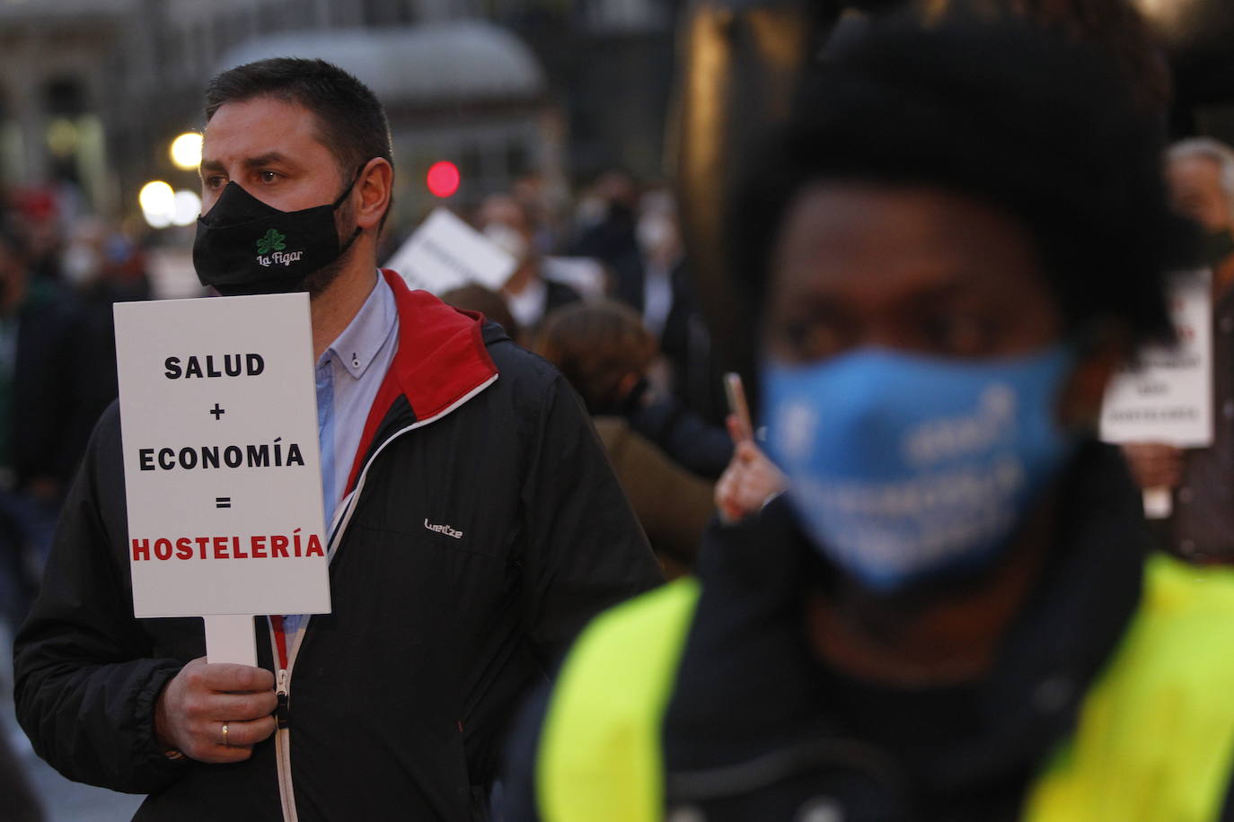 La Asociación de Hostelería y Turismo de Asturias (Otea) ha organizado este martes una concentración en Oviedo contra las medidas adoptadas por las administraciones frente a la pandemia del coronavirus. Además, han reclamado un «plan de rescate ya» —como se podía leer en alguna pancarta— para el sector.