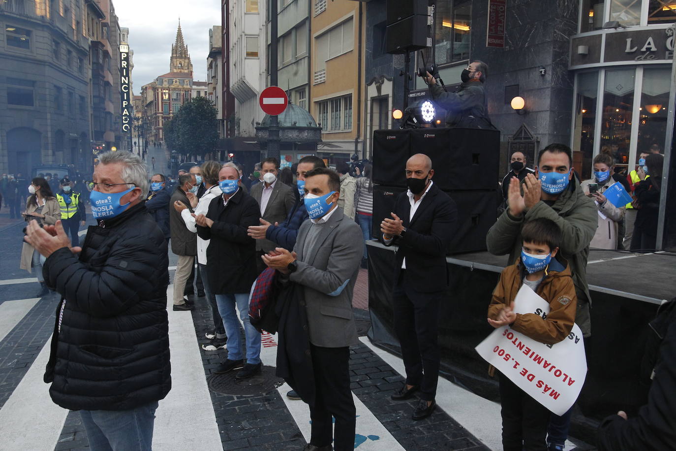 La Asociación de Hostelería y Turismo de Asturias (Otea) ha organizado este martes una concentración en Oviedo contra las medidas adoptadas por las administraciones frente a la pandemia del coronavirus. Además, han reclamado un «plan de rescate ya» —como se podía leer en alguna pancarta— para el sector.