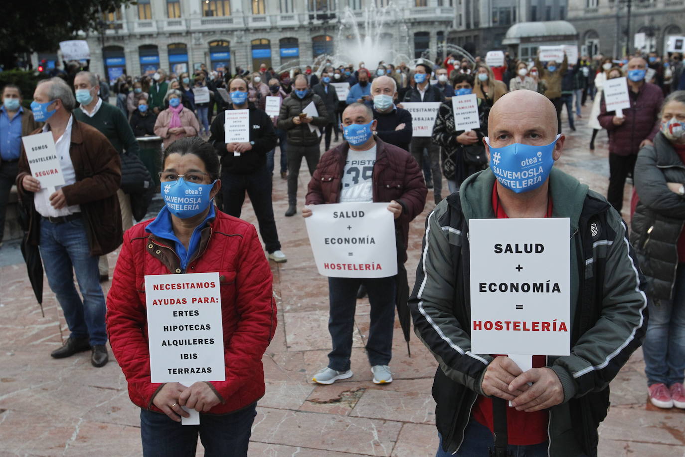 La Asociación de Hostelería y Turismo de Asturias (Otea) ha organizado este martes una concentración en Oviedo contra las medidas adoptadas por las administraciones frente a la pandemia del coronavirus. Además, han reclamado un «plan de rescate ya» —como se podía leer en alguna pancarta— para el sector.