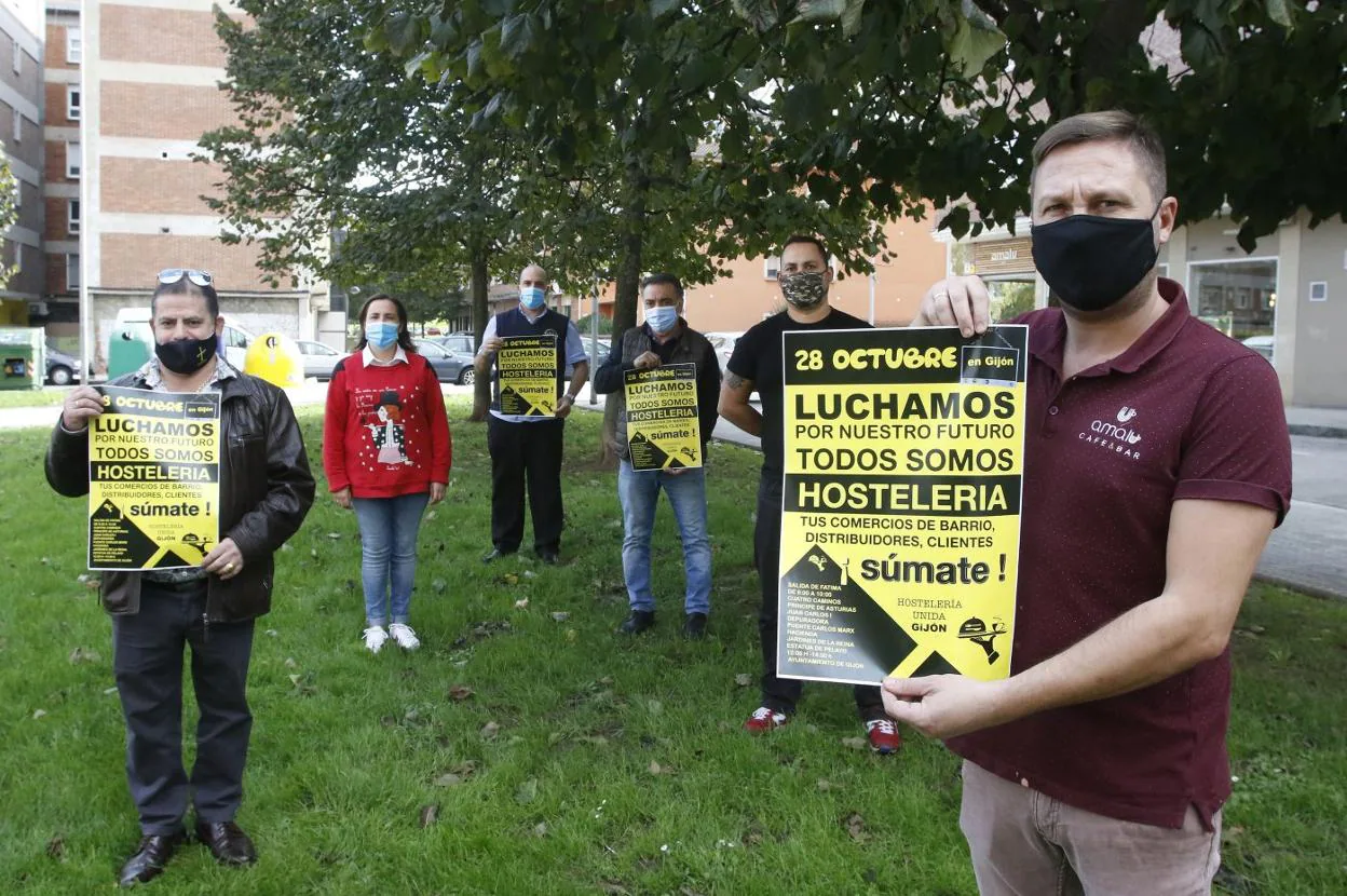 Hosteleros de El Llano exhiben los carteles de la manifestación en la que prevén una gran participación. 