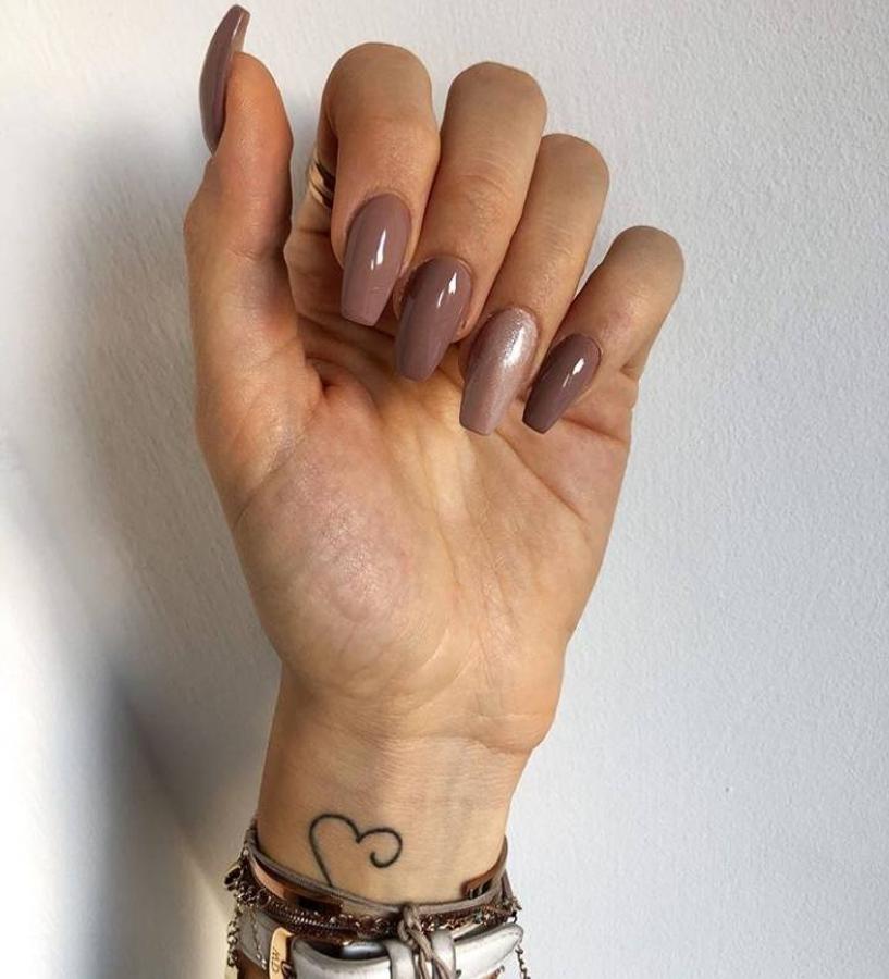 Las manicuras y el 'nail art' se han convertido en un complemento de moda cada vez más alejado de los clásicos diseños de uñas monocolor o la clásica manicura francesa de toda la vida. De hecho, este otoño los diseños más originales de manicuras seguirán siendo tendencia. Diseños de uñas en los que los tonos tostados son protagonistas, pero en los que también hay cabida para colores nude, el estampado animal, pan de oro, figuras geométricas o incluso purpurina. Aquí te dejamos algunos de los diseños más originales para esta temporada.