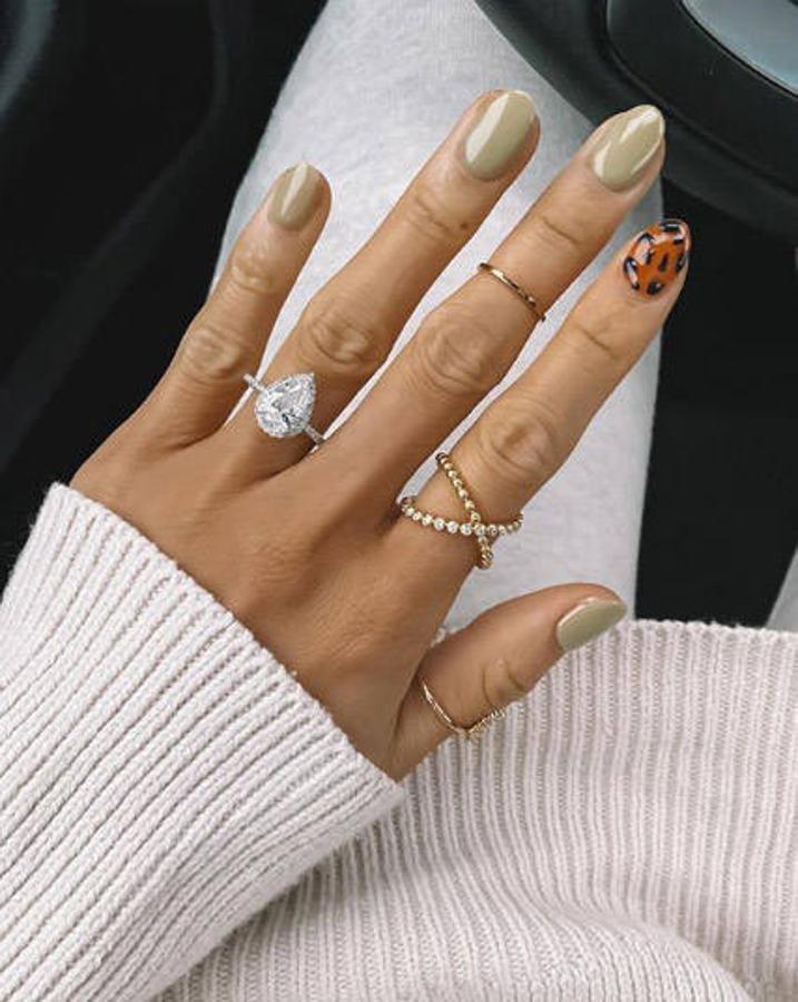 Las manicuras y el 'nail art' se han convertido en un complemento de moda cada vez más alejado de los clásicos diseños de uñas monocolor o la clásica manicura francesa de toda la vida. De hecho, este otoño los diseños más originales de manicuras seguirán siendo tendencia. Diseños de uñas en los que los tonos tostados son protagonistas, pero en los que también hay cabida para colores nude, el estampado animal, pan de oro, figuras geométricas o incluso purpurina. Aquí te dejamos algunos de los diseños más originales para esta temporada.