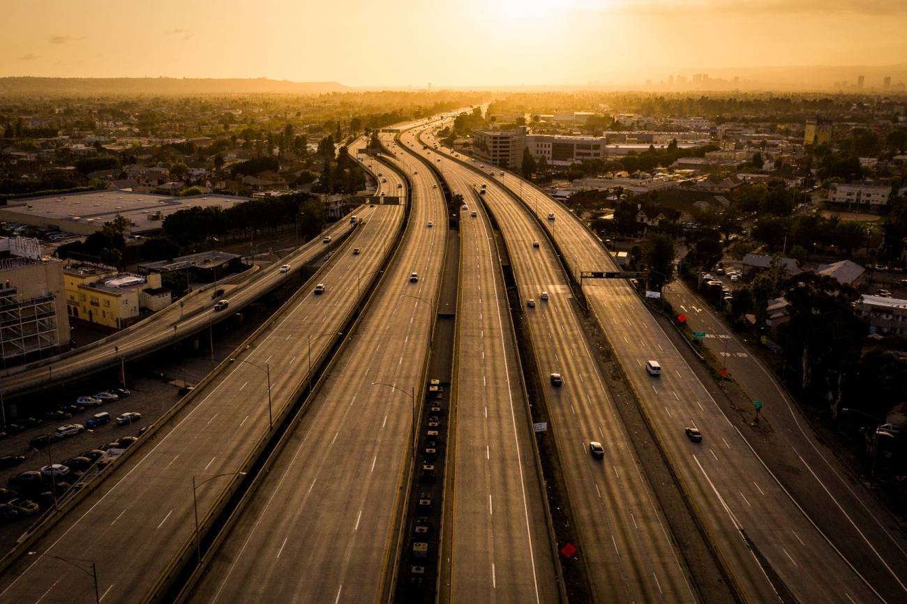 En hora punta, el tráfico es prácticamente nulo en la ciudad de Los Ángeles.