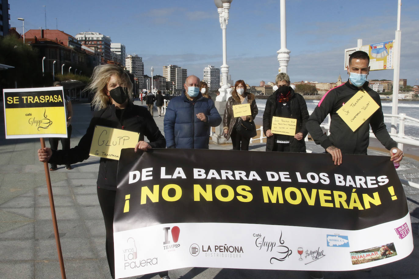 Los participantes en la protesta han marchado por las aceras hasta el centro de Gijón, después de que Delegación del Gobierno les prohibiera la manifestación. Durante la marcha, han recibido el apoyo de vecinos y otros colectivos también afectados por las medidas del Gobierno, como los repartidos de bebida.