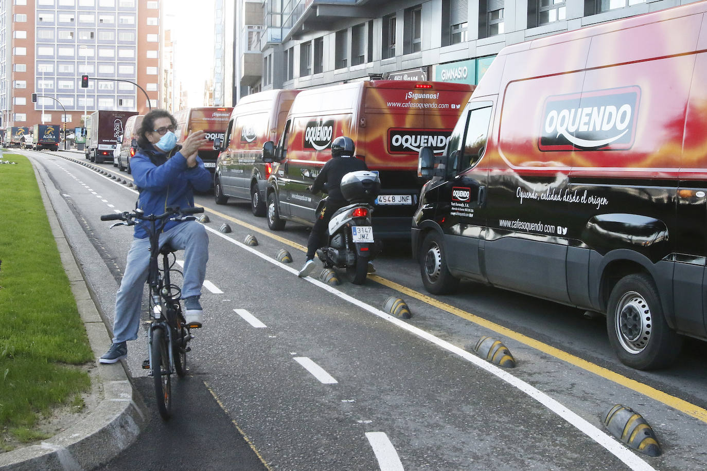 Los participantes en la protesta han marchado por las aceras hasta el centro de Gijón, después de que Delegación del Gobierno les prohibiera la manifestación. Durante la marcha, han recibido el apoyo de vecinos y otros colectivos también afectados por las medidas del Gobierno, como los repartidos de bebida.
