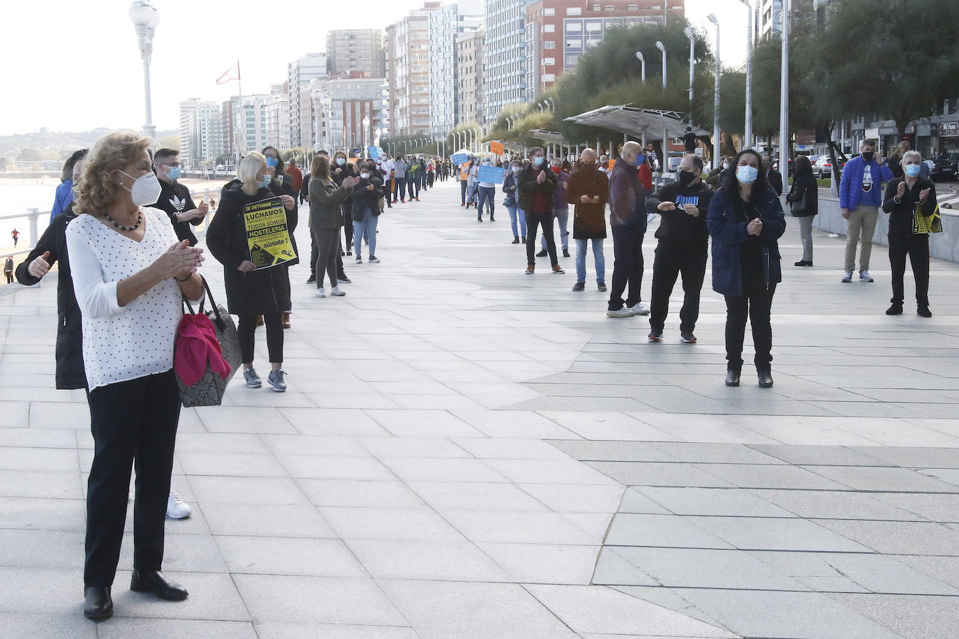 Los participantes en la protesta han marchado por las aceras hasta el centro de Gijón, después de que Delegación del Gobierno les prohibiera la manifestación. Durante la marcha, han recibido el apoyo de vecinos y otros colectivos también afectados por las medidas del Gobierno, como los repartidos de bebida.