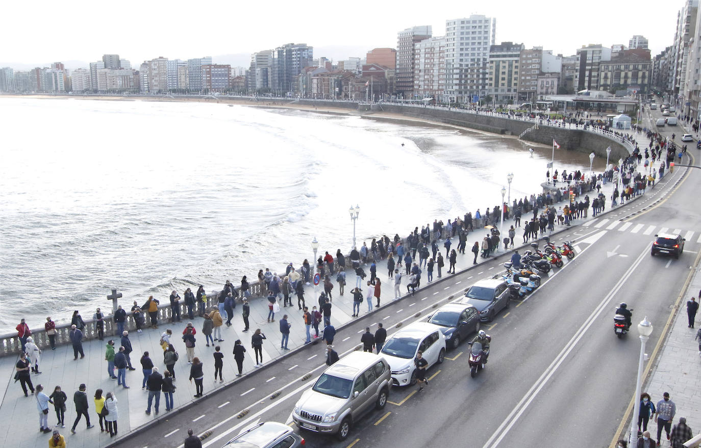Los participantes en la protesta han marchado por las aceras hasta el centro de Gijón, después de que Delegación del Gobierno les prohibiera la manifestación. Durante la marcha, han recibido el apoyo de vecinos y otros colectivos también afectados por las medidas del Gobierno, como los repartidos de bebida.