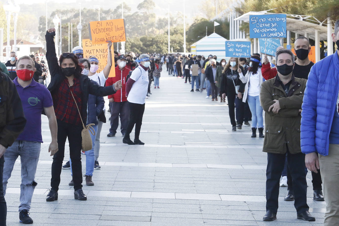 Los participantes en la protesta han marchado por las aceras hasta el centro de Gijón, después de que Delegación del Gobierno les prohibiera la manifestación. Durante la marcha, han recibido el apoyo de vecinos y otros colectivos también afectados por las medidas del Gobierno, como los repartidos de bebida.