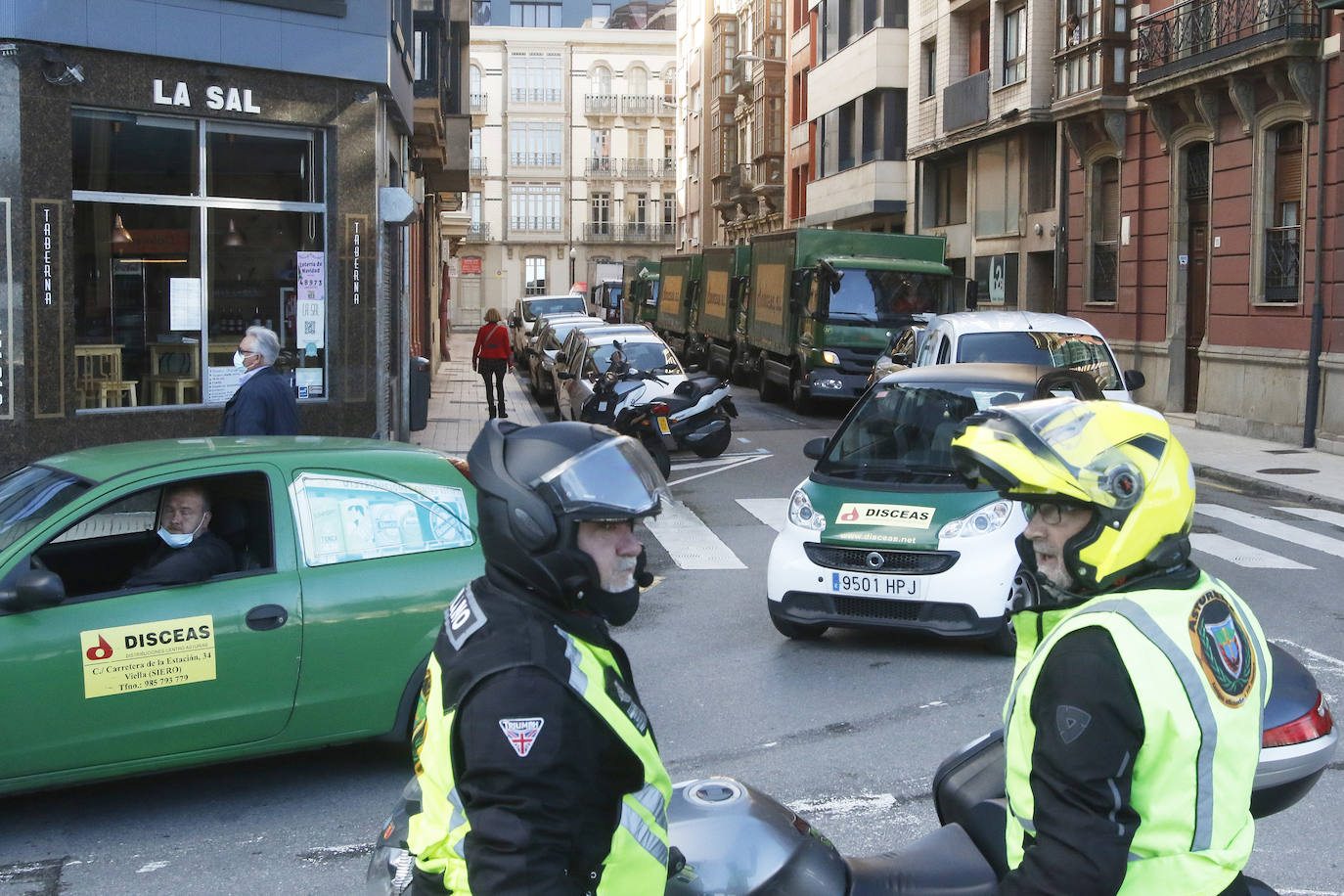 Los participantes en la protesta han marchado por las aceras hasta el centro de Gijón, después de que Delegación del Gobierno les prohibiera la manifestación. Durante la marcha, han recibido el apoyo de vecinos y otros colectivos también afectados por las medidas del Gobierno, como los repartidos de bebida.