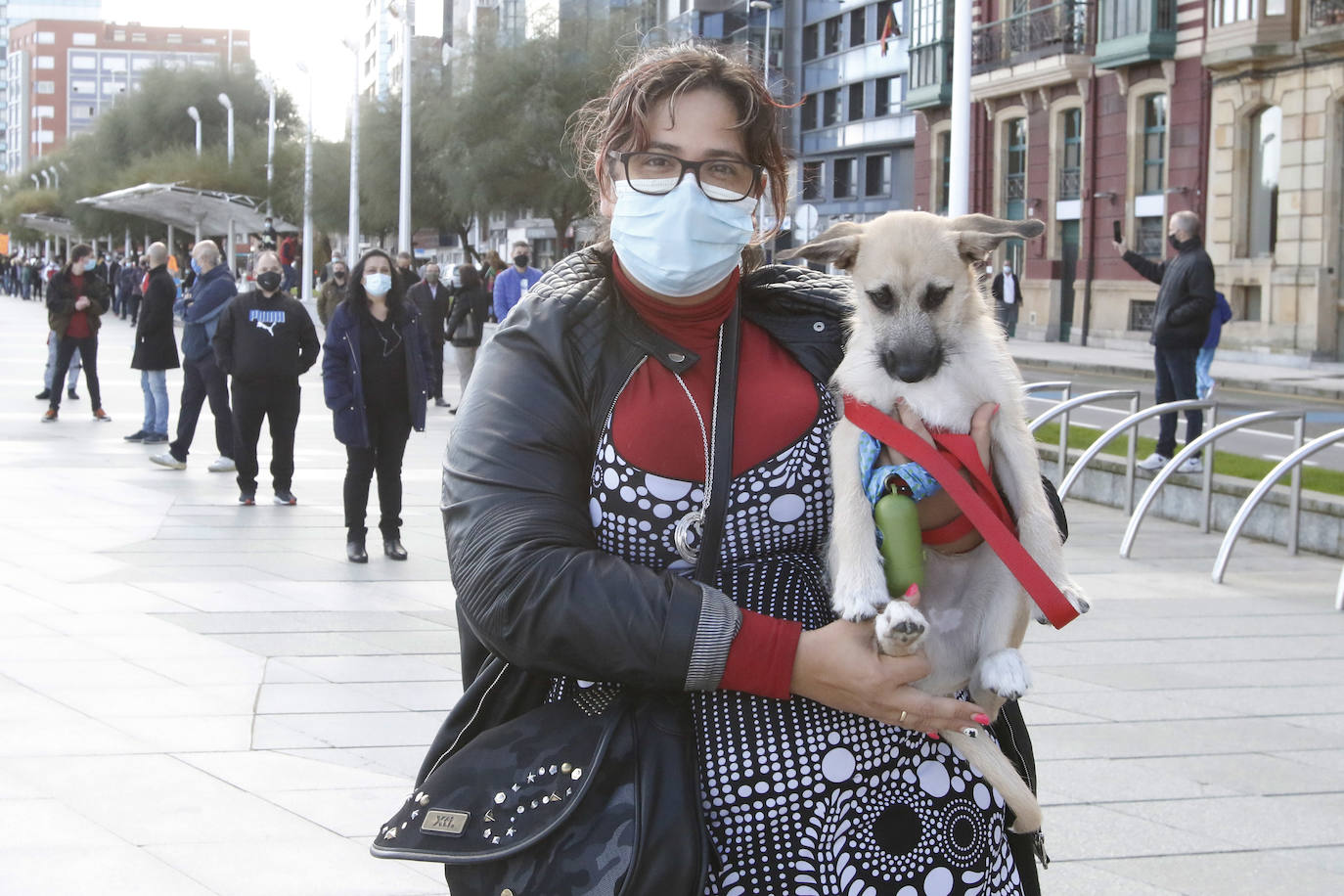 Los participantes en la protesta han marchado por las aceras hasta el centro de Gijón, después de que Delegación del Gobierno les prohibiera la manifestación. Durante la marcha, han recibido el apoyo de vecinos y otros colectivos también afectados por las medidas del Gobierno, como los repartidos de bebida.