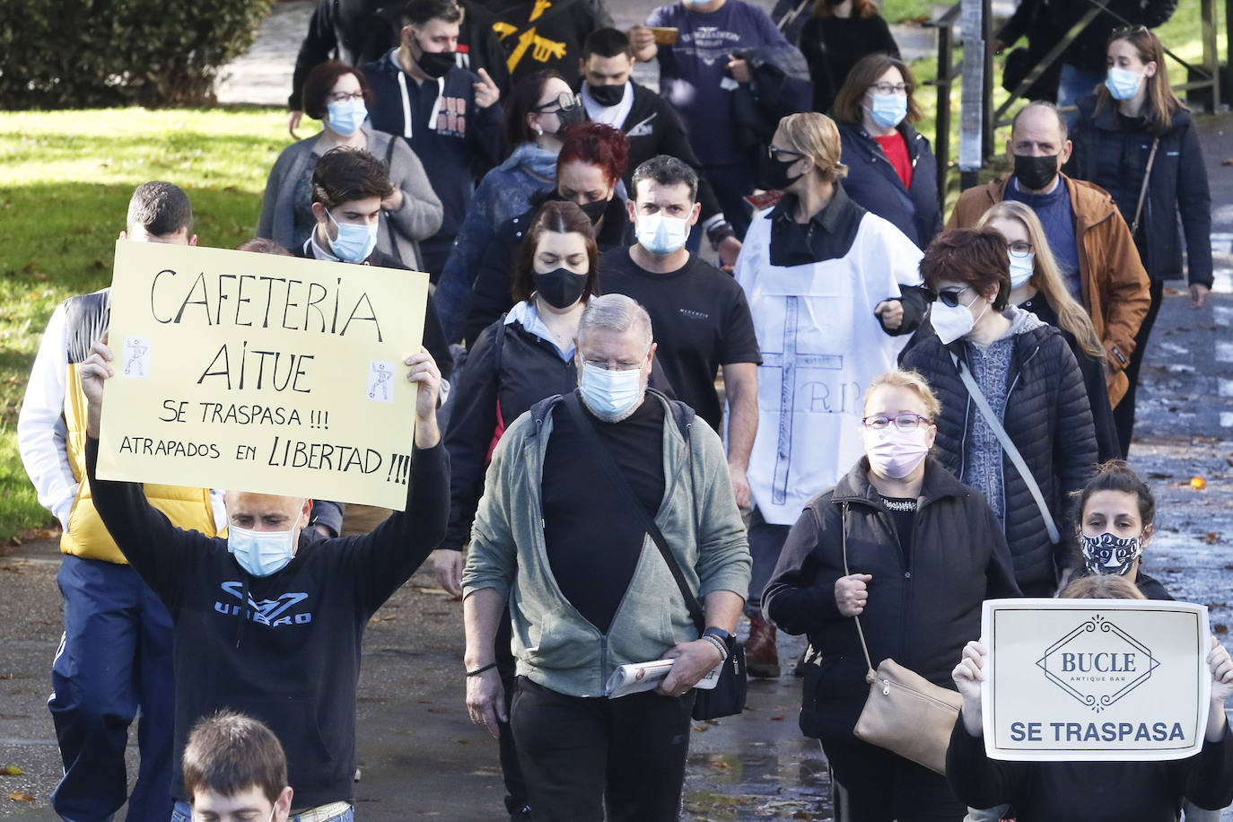 Los participantes en la protesta han marchado por las aceras hasta el centro de Gijón, después de que Delegación del Gobierno les prohibiera la manifestación. Durante la marcha, han recibido el apoyo de vecinos y otros colectivos también afectados por las medidas del Gobierno, como los repartidos de bebida.