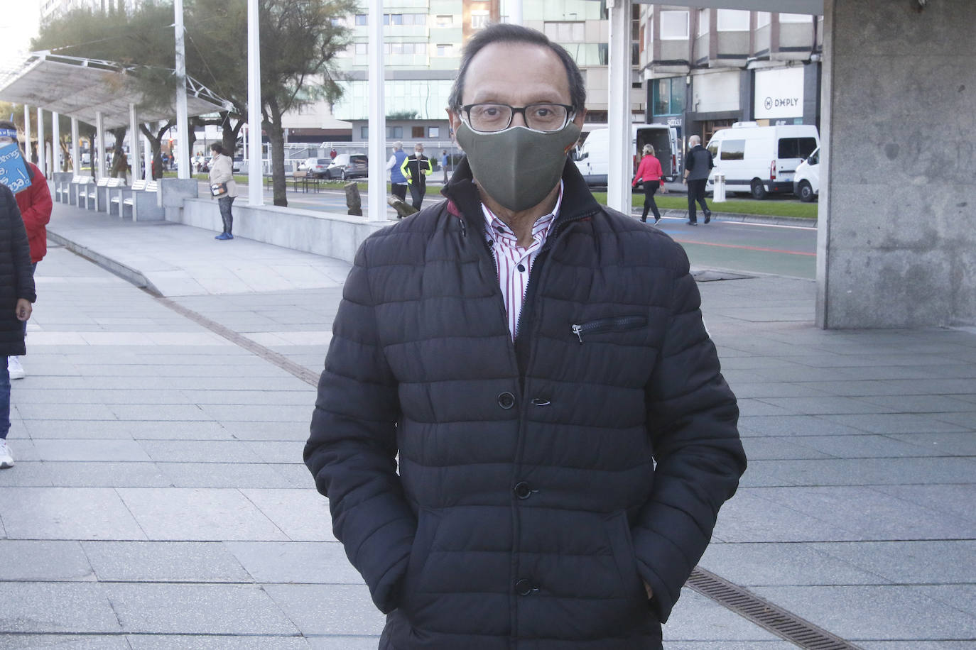 Los participantes en la protesta han marchado por las aceras hasta el centro de Gijón, después de que Delegación del Gobierno les prohibiera la manifestación. Durante la marcha, han recibido el apoyo de vecinos y otros colectivos también afectados por las medidas del Gobierno, como los repartidos de bebida.