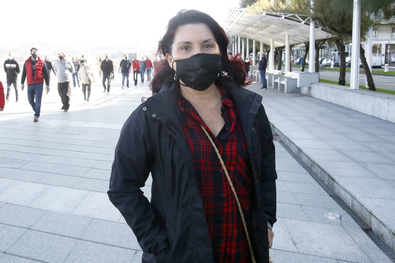 Los participantes en la protesta han marchado por las aceras hasta el centro de Gijón, después de que Delegación del Gobierno les prohibiera la manifestación. Durante la marcha, han recibido el apoyo de vecinos y otros colectivos también afectados por las medidas del Gobierno, como los repartidos de bebida.