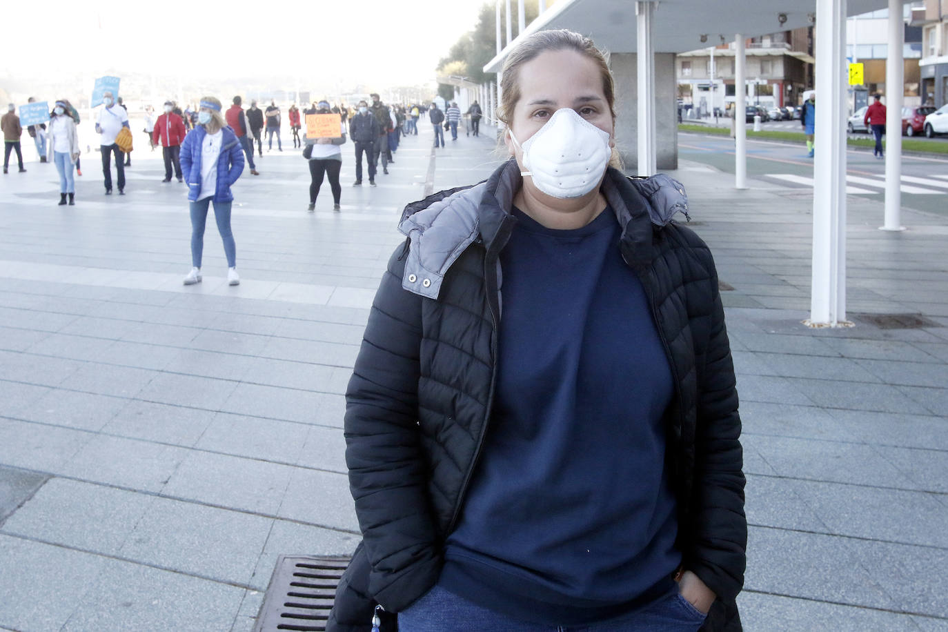 Los participantes en la protesta han marchado por las aceras hasta el centro de Gijón, después de que Delegación del Gobierno les prohibiera la manifestación. Durante la marcha, han recibido el apoyo de vecinos y otros colectivos también afectados por las medidas del Gobierno, como los repartidos de bebida.