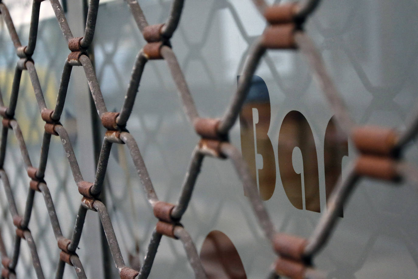 Los participantes en la protesta han marchado por las aceras hasta el centro de Gijón, después de que Delegación del Gobierno les prohibiera la manifestación. Durante la marcha, han recibido el apoyo de vecinos y otros colectivos también afectados por las medidas del Gobierno, como los repartidos de bebida.