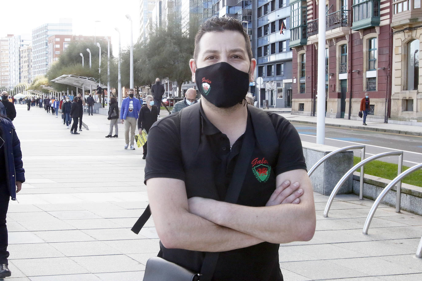 Los participantes en la protesta han marchado por las aceras hasta el centro de Gijón, después de que Delegación del Gobierno les prohibiera la manifestación. Durante la marcha, han recibido el apoyo de vecinos y otros colectivos también afectados por las medidas del Gobierno, como los repartidos de bebida.