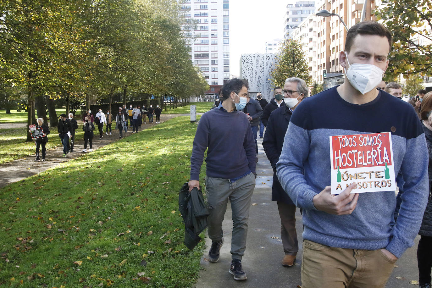 Los participantes en la protesta han marchado por las aceras hasta el centro de Gijón, después de que Delegación del Gobierno les prohibiera la manifestación. Durante la marcha, han recibido el apoyo de vecinos y otros colectivos también afectados por las medidas del Gobierno, como los repartidos de bebida.